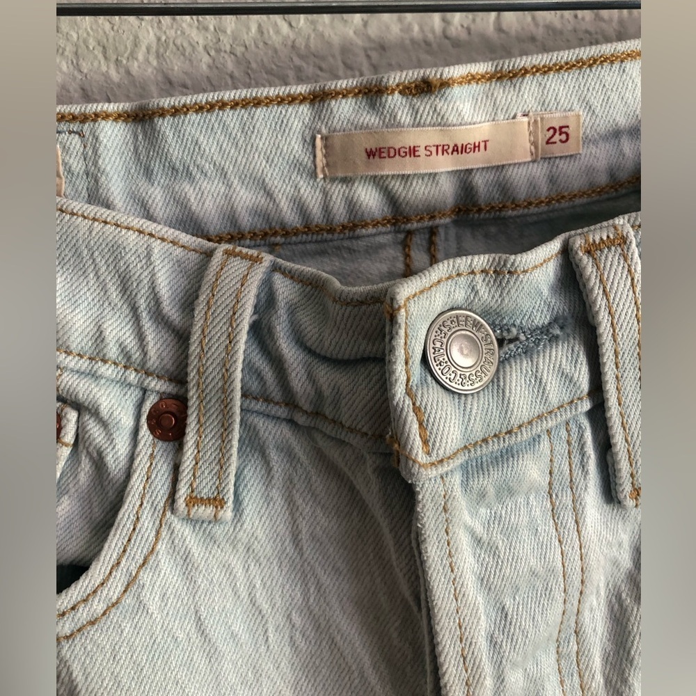 Women’s light wash button fly Levi’s size 25 wedgie straight denim pants - Picture 5 of 10